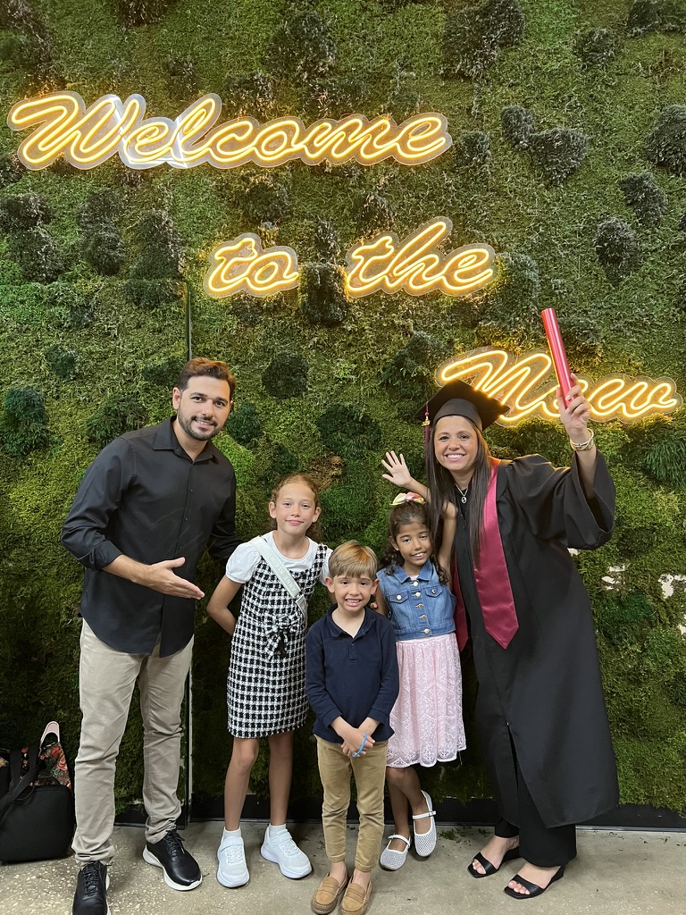 Família celebrando a formatura de Rose